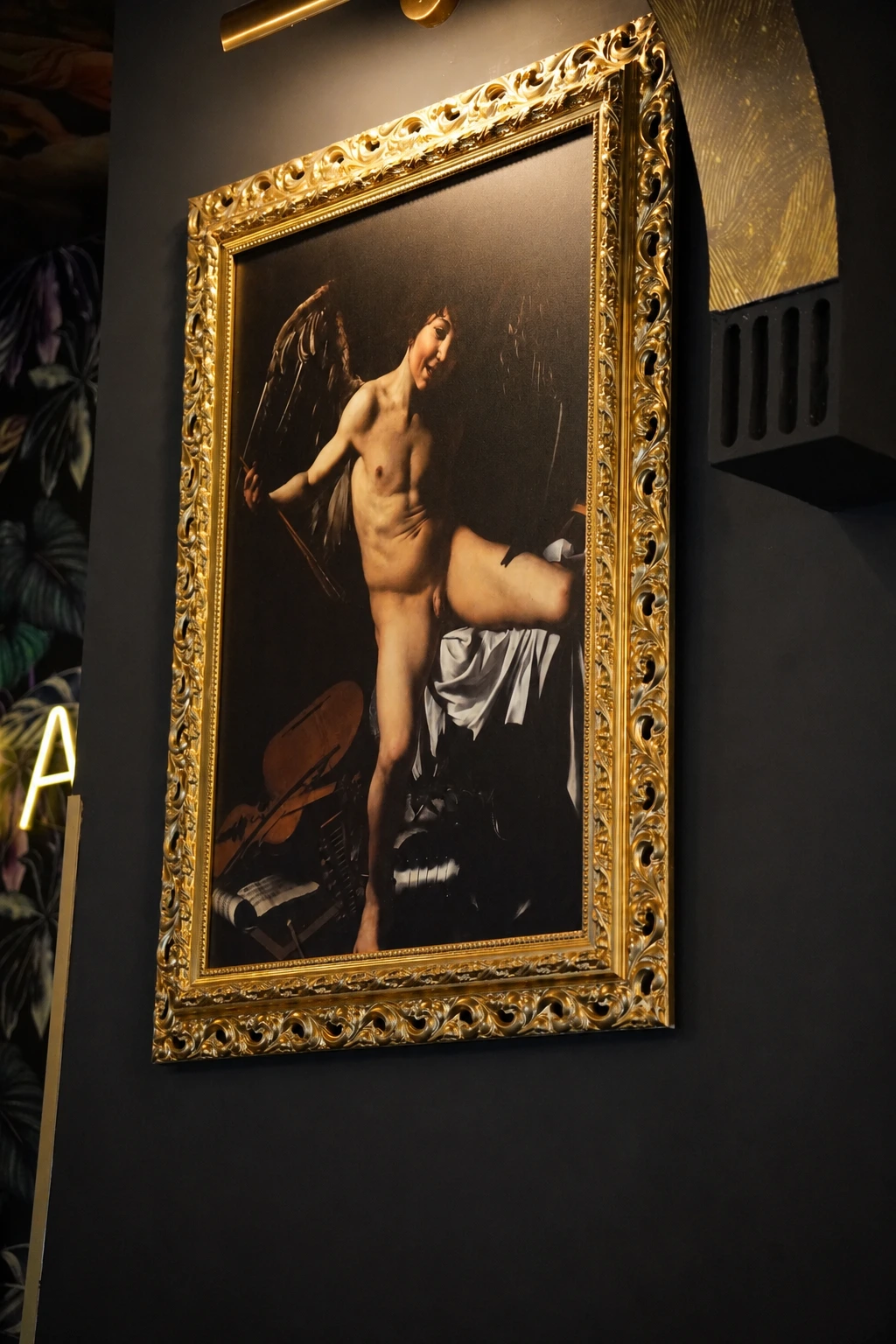 Amor Vincit Omnia di Caravaggio — opera d'arte da Elite