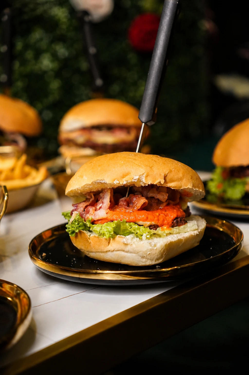 Panino con bacon, crema di peperoni e insalata